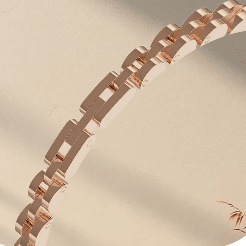Femme portant le bracelet connecté en acier inoxydable avec une tenue de ville élégante