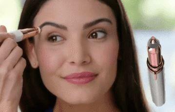 Épilateur à sourcils plaqué or 18 carats , jeune femme avec un vissage bien claire