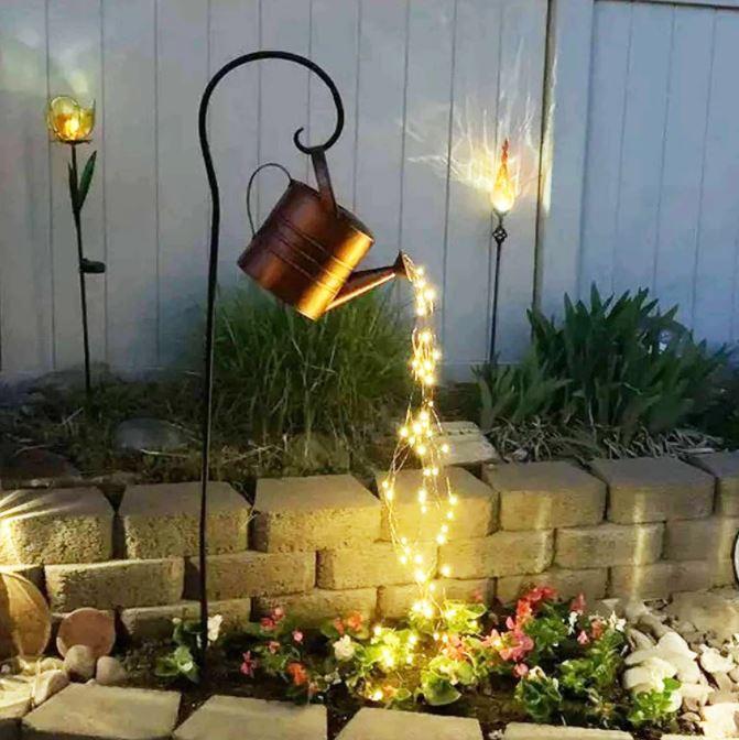 Décoration lumineuse de jardin - arrosoir design