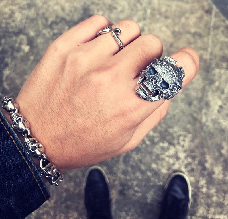 Bague crâne argentée – Image 9