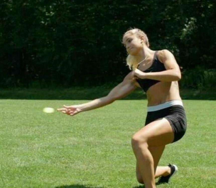 Une femme en exercice avec mini frisbee silicone - gogospin