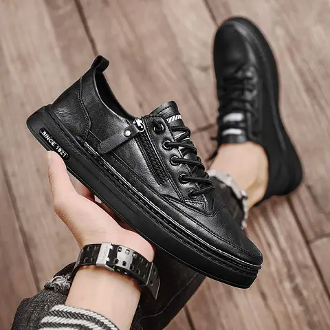 Chaussures décontractées pour hommes noir dans la main et au pieds