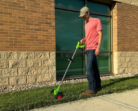 utilisation du rotorazer pour couper les bordures d’un jardin