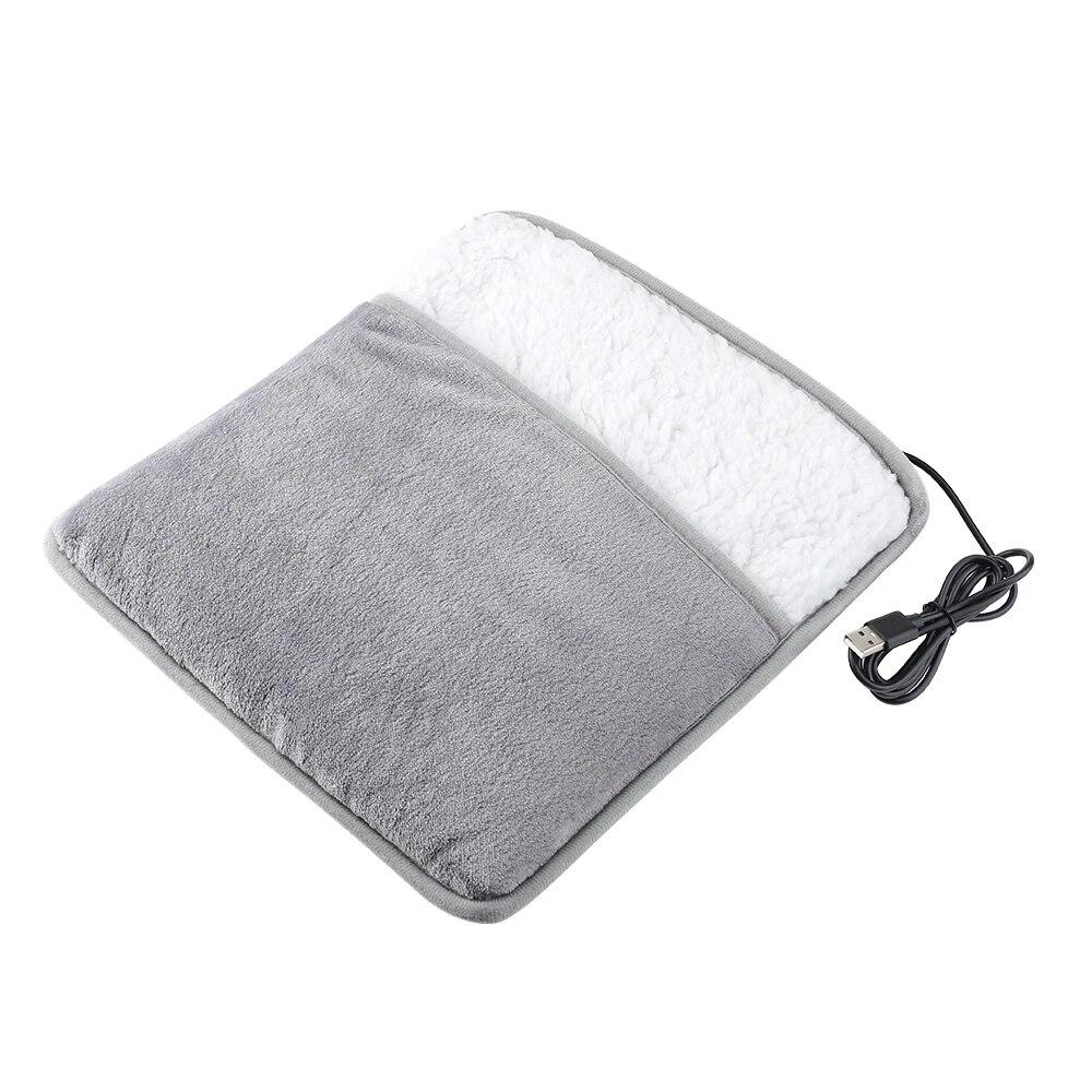 Vue avant d’un couvre-pied chauffant USB en peluche posé sur une surface