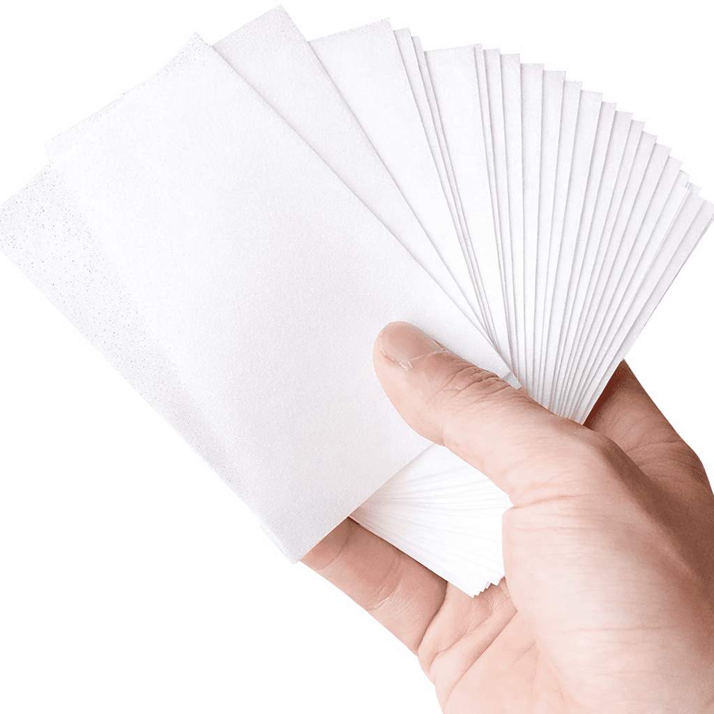 feuille de lessive placée dans un tambour de machine à laver