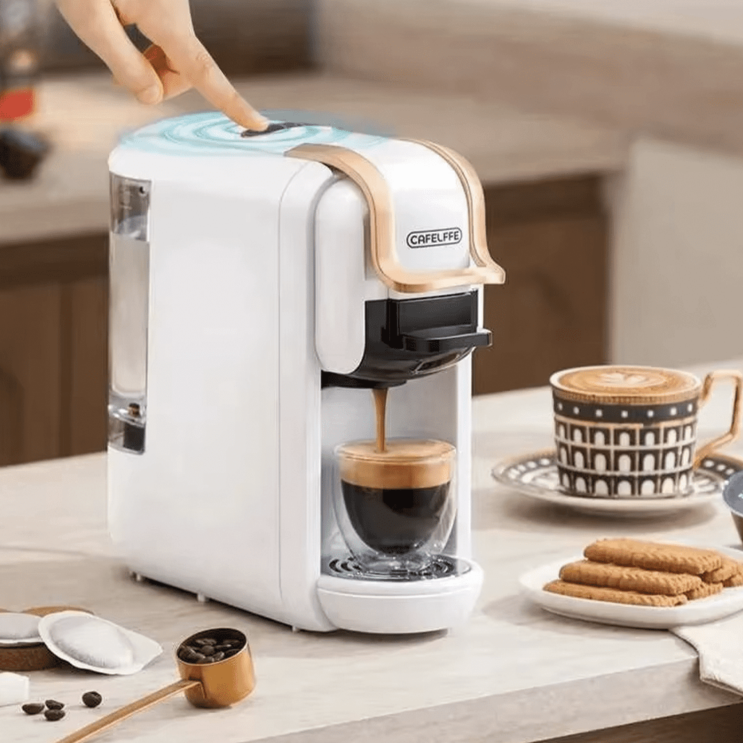 insertion d’une dosette ese dans l’adaptateur de la machine à café