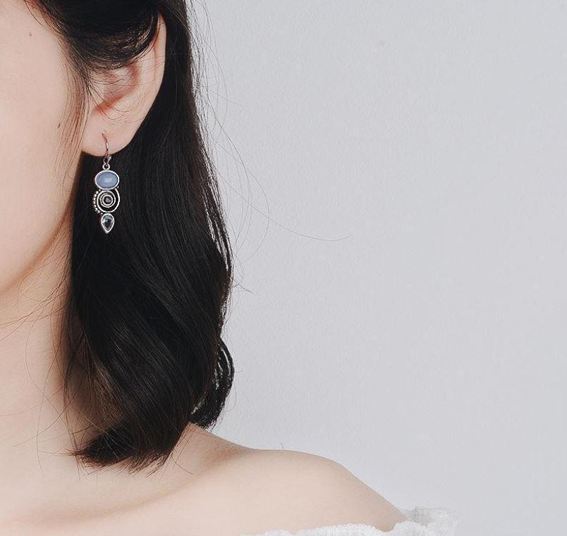Boucles d'oreilles pierre de lune bleu océan – Image 3