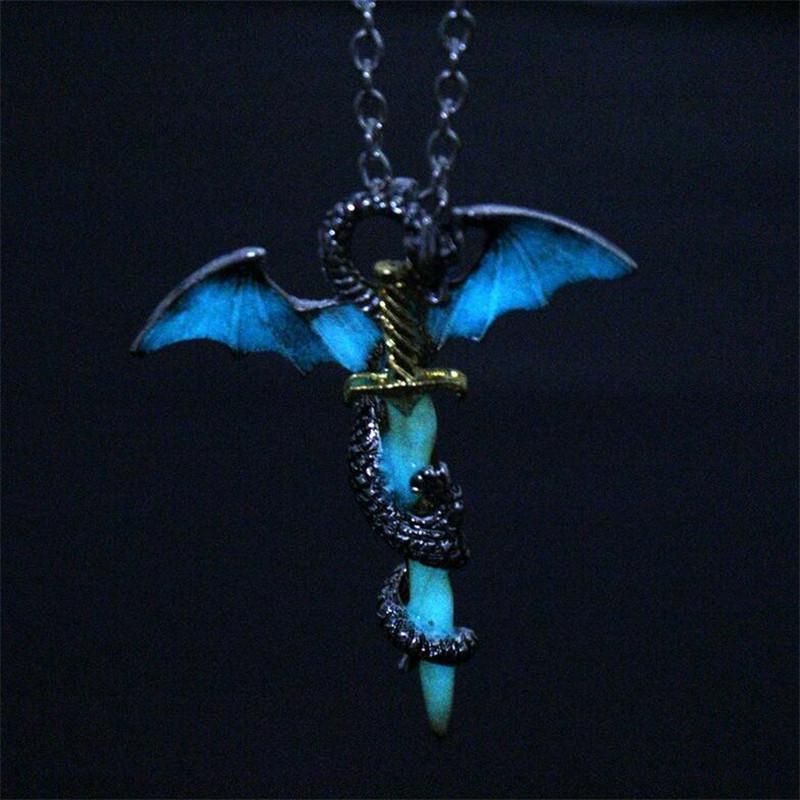 Collier épée du dragon dans le noir – Image 6