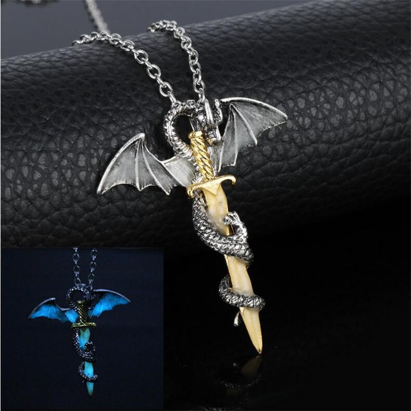 Collier épée du dragon dans le noir – Image 2