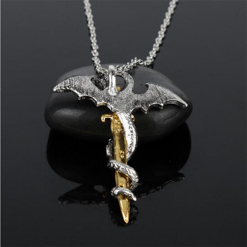 Collier épée du dragon dans le noir – Image 5