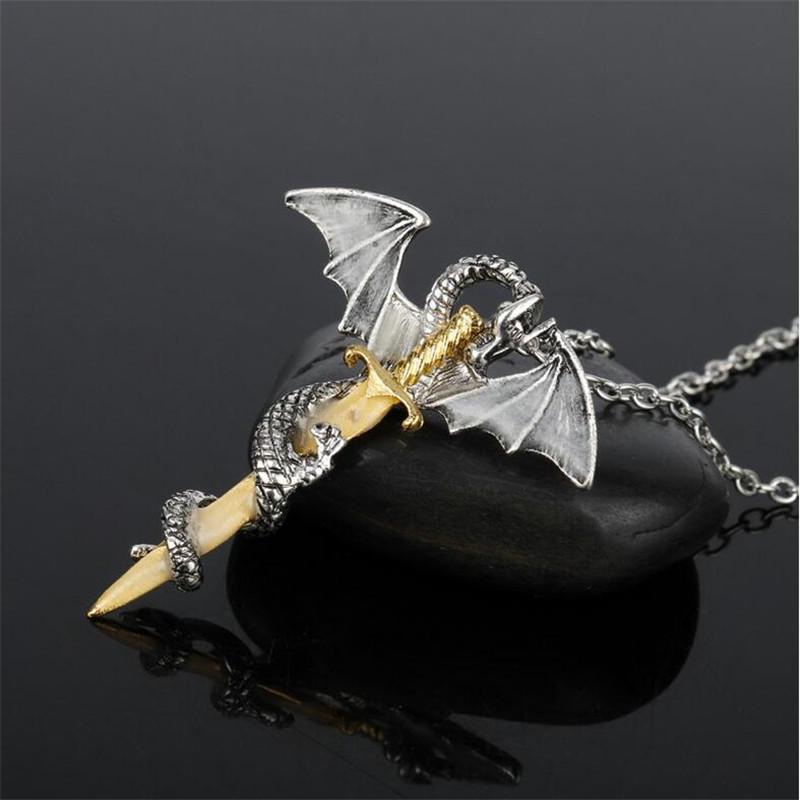 Collier épée du dragon dans le noir – Image 4
