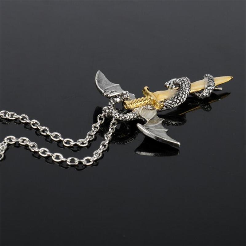 Collier épée du dragon dans le noir – Image 3
