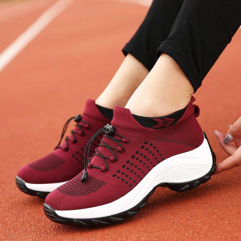 Baskets ajustable compensées porter par une femme