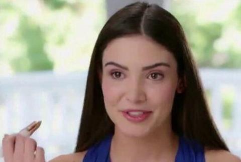 Épilateur à sourcils plaqué or 18 carats jeune dame bien maquillé