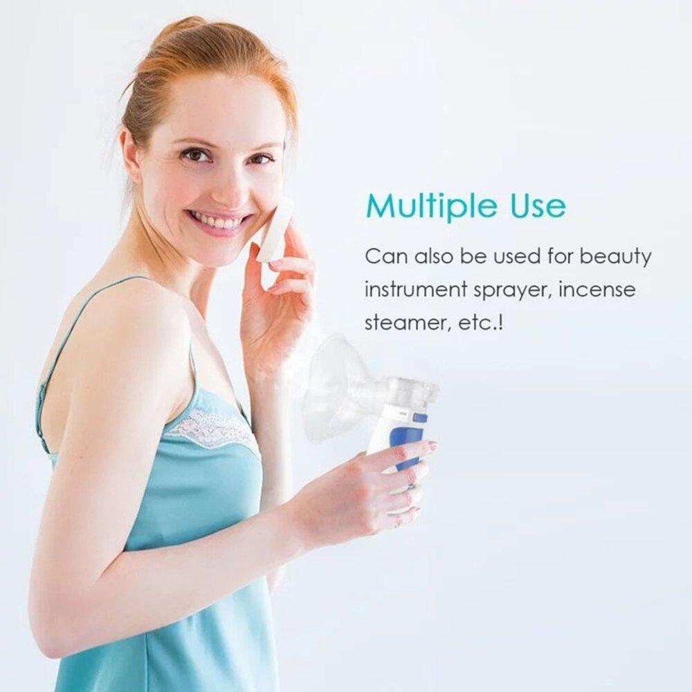 Nébuliseur portable à ultrasons utilisé par une femme