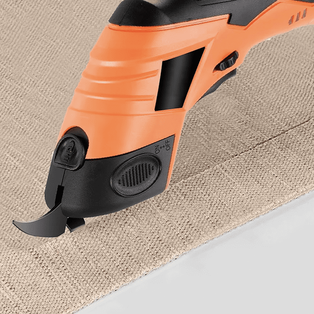Utilisation des ciseaux pour couper un tissu fin avec précision