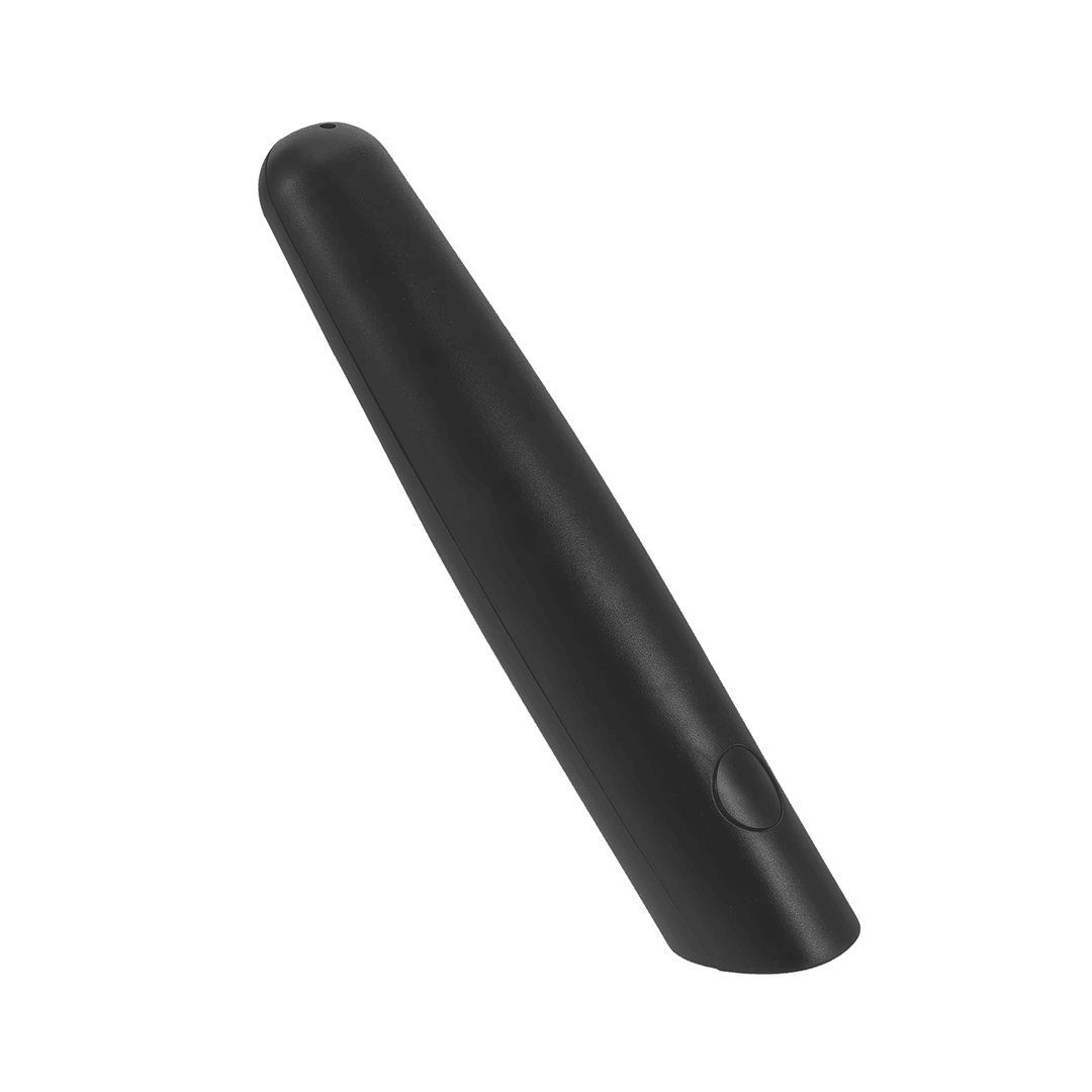 Personne utilisant le stylo thermique contre l’oreille pour soulager la pression.