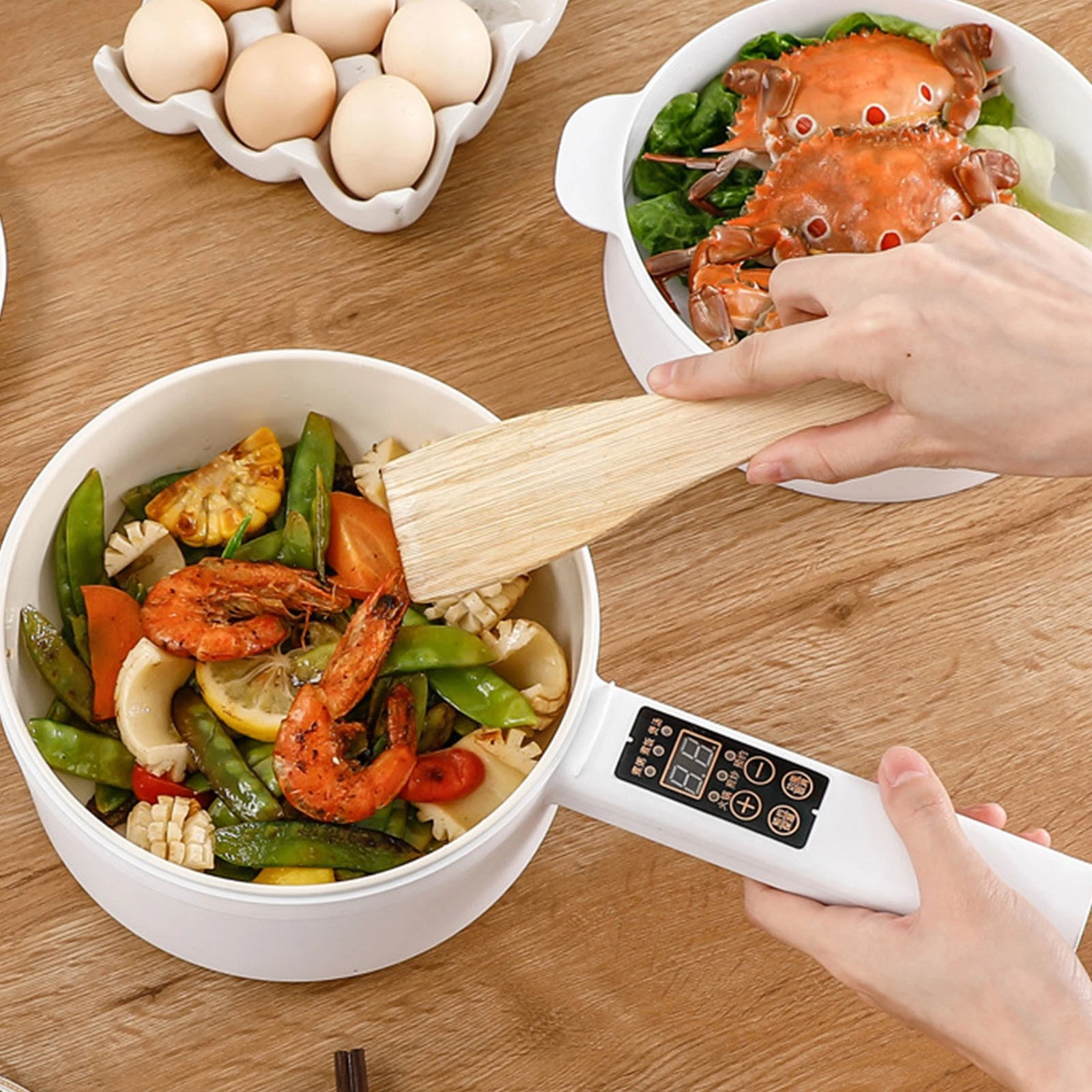 cuiseur électrique compact posé sur un plan de travail de cuisine