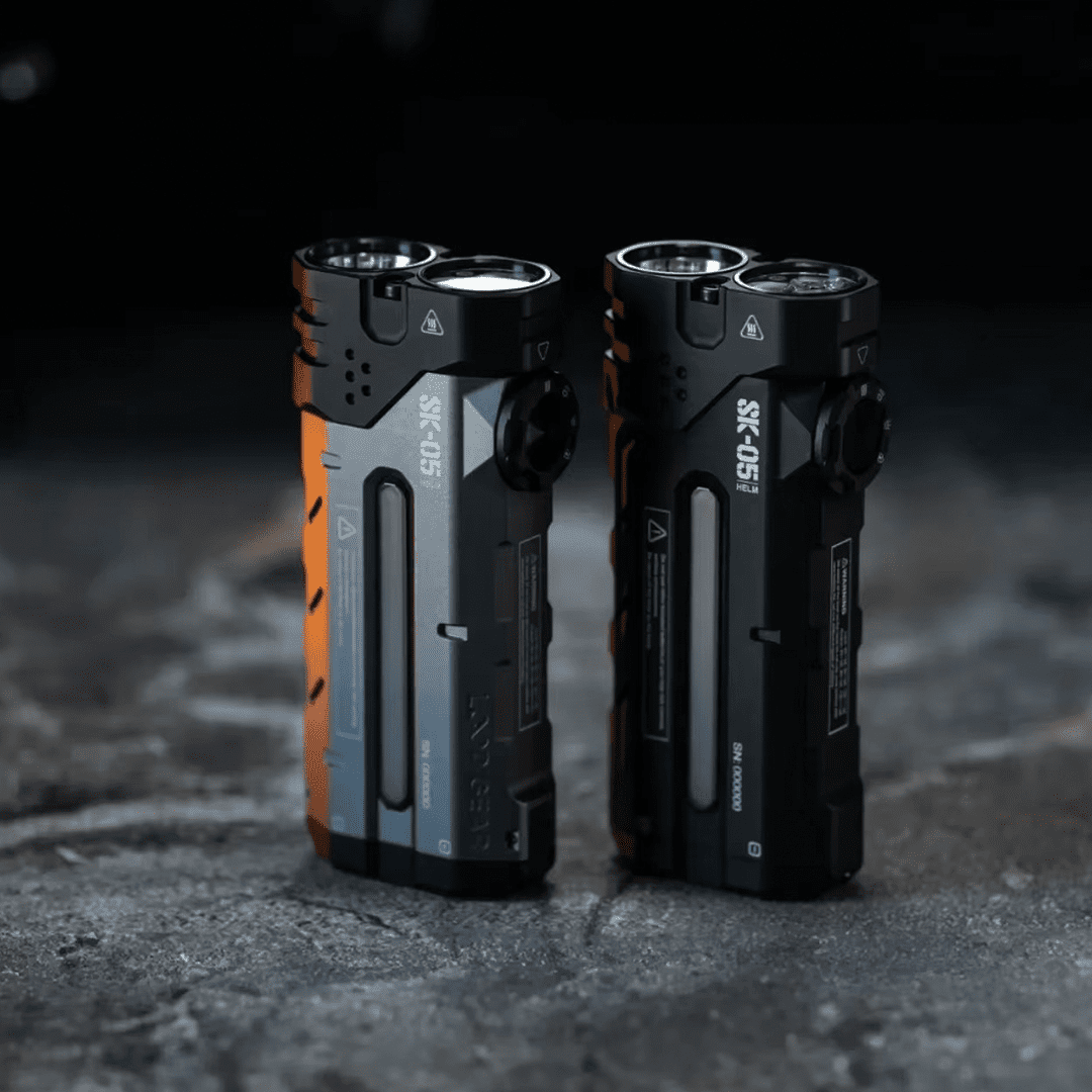 Lampe torche Loop Gear SK05Pro exposée à l’eau pour illustrer son étanchéité IP68