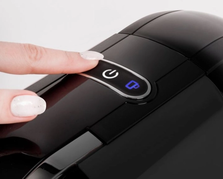 adaptateurs pour capsules nespresso dolce gusto et ese posés à côté de la machine