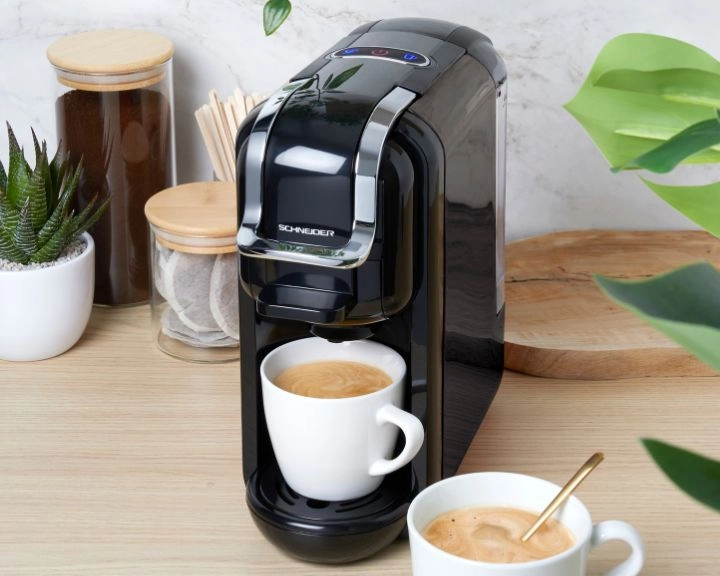 machine à café multicapsules omnicaps vue de face sur un plan de travail