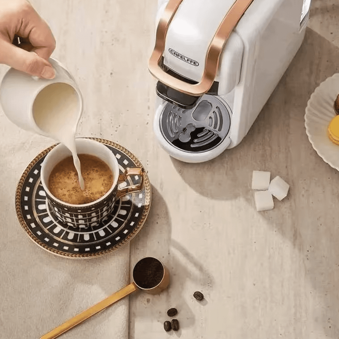 café en cours de préparation dans une tasse sous la machine omnicaps