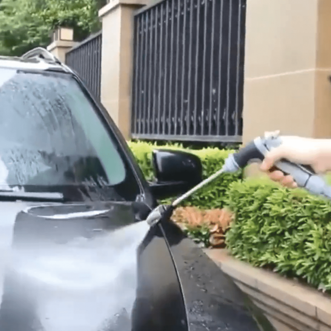 Utilisation du pistolet pour nettoyer une terrasse extérieure